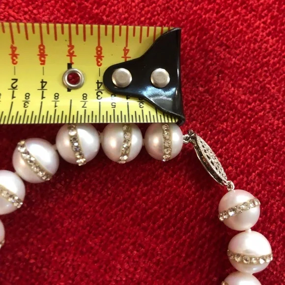 Elegant Pearl and Crystal Bracelet - Picture 9 of 10